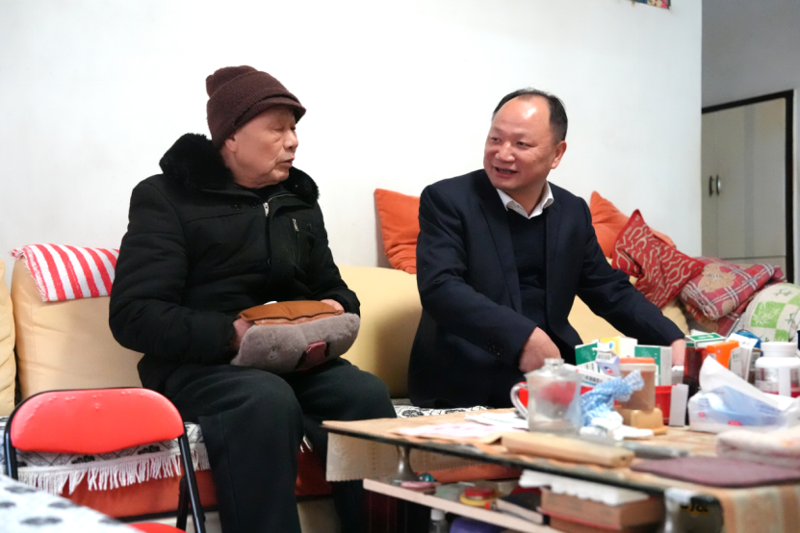 公司黨委走訪慰問困難黨員和困難職工、看望慰問老領導和老同志