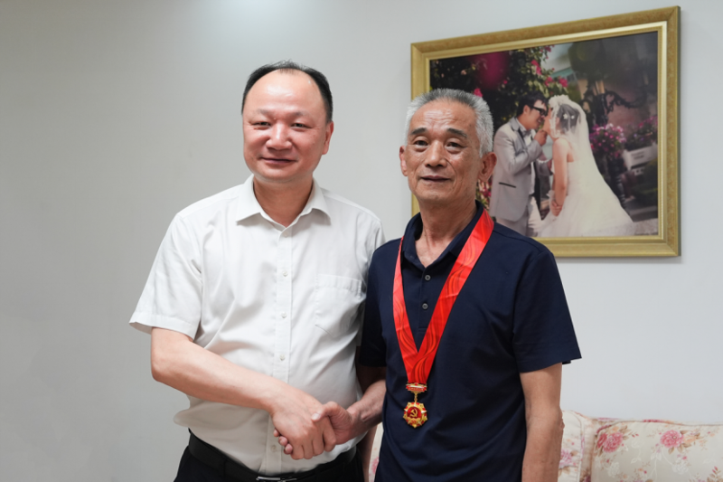 周鴻“七一”前夕看望慰問老黨員